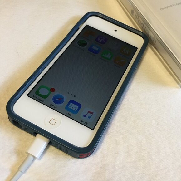 6th Generation iPod Touch 60GB in White With Folksy Print Speck Case - Picture 9 of 13